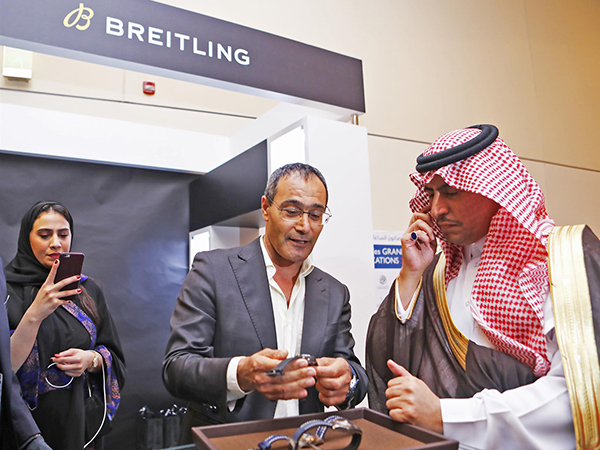 صاحب السمو الملكي الأمير سلطان بن سعود بن محمد بن عبد العزيز آل سعود يفتتح "صالون الساعات الراقية"